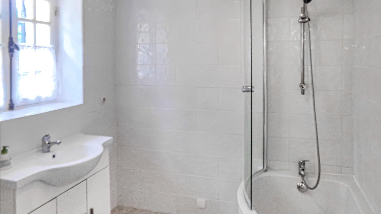 Photo of Bathroom in Eglise-Neuve-d'Issac