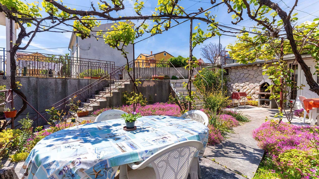 Photo of Outdoor in Cres