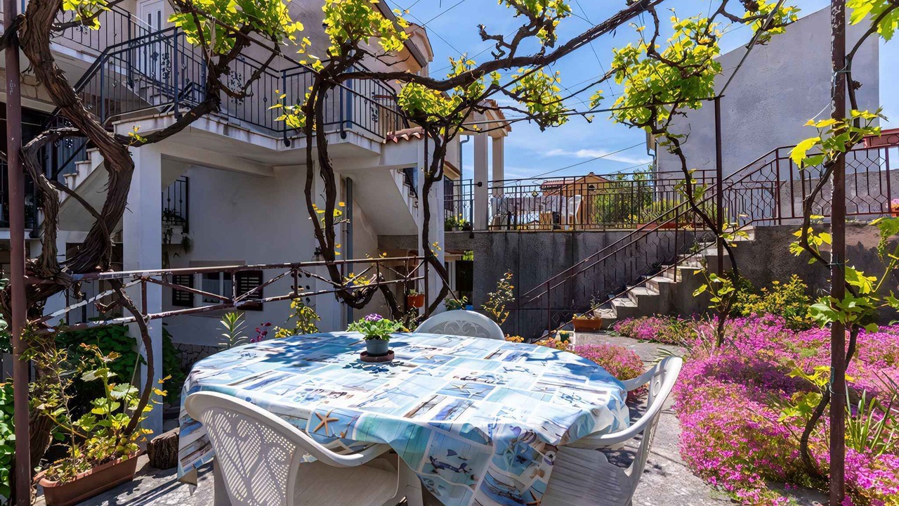 Photo of Outdoor in Cres