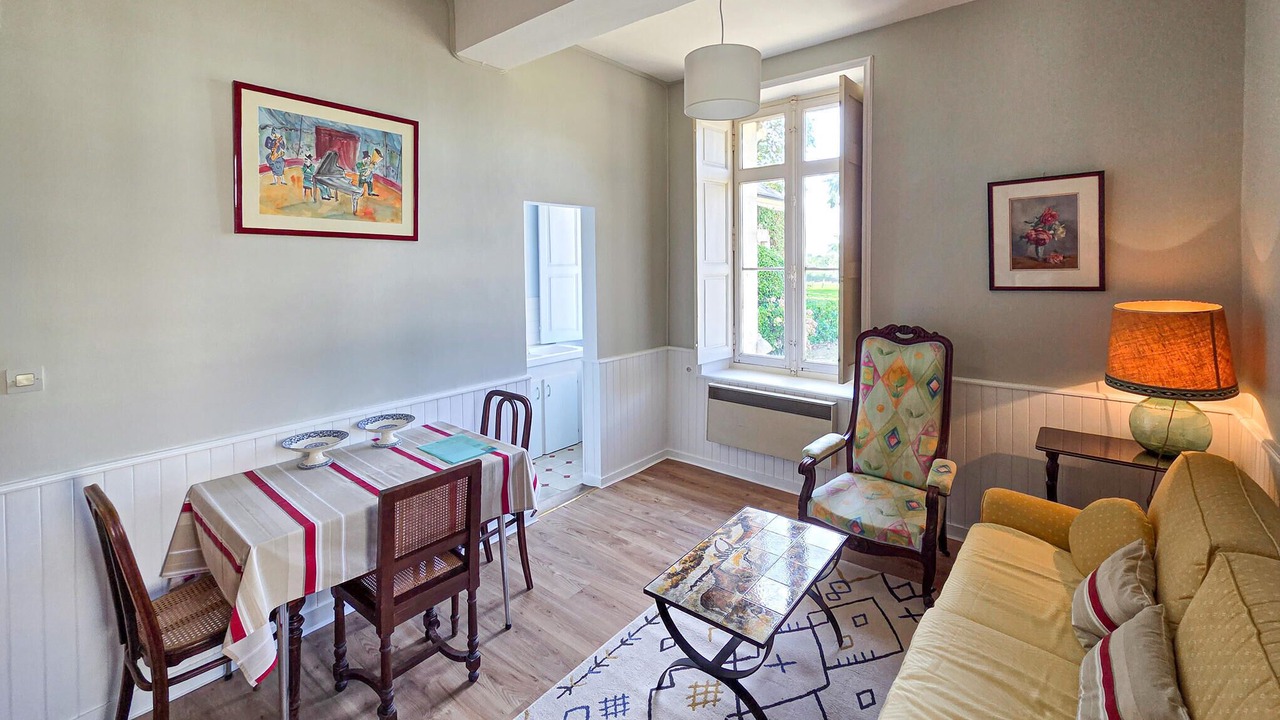 Photo of Bedroom in Chenille-Change