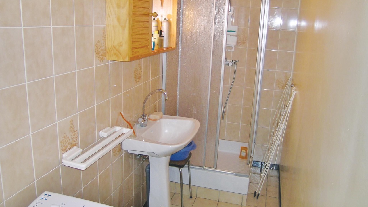 Photo of Bathroom in Quettehou