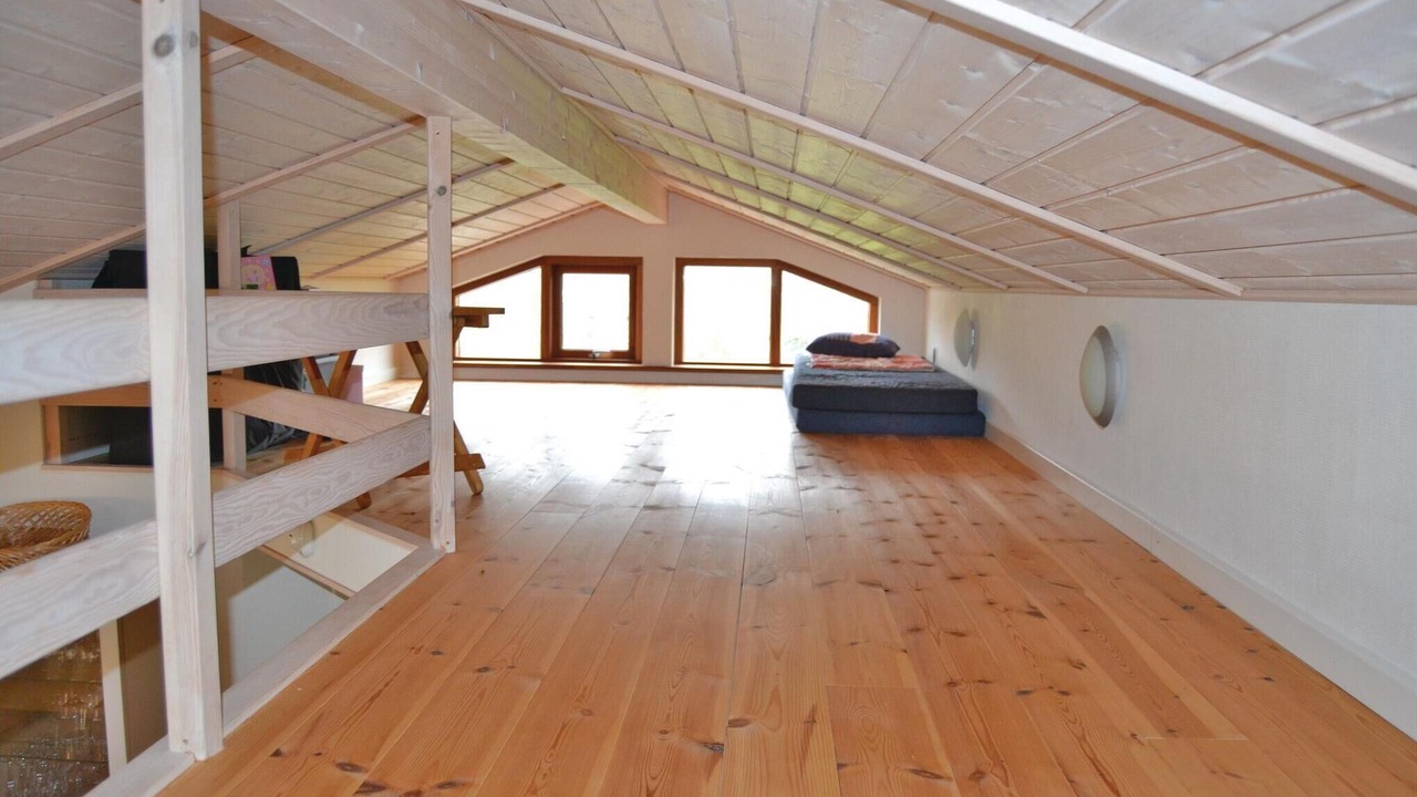 Photo of Others in Hou