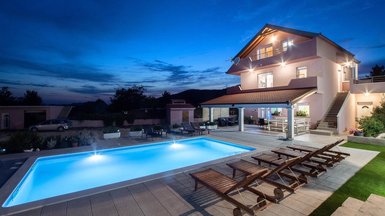 Photo of Others in Neoric