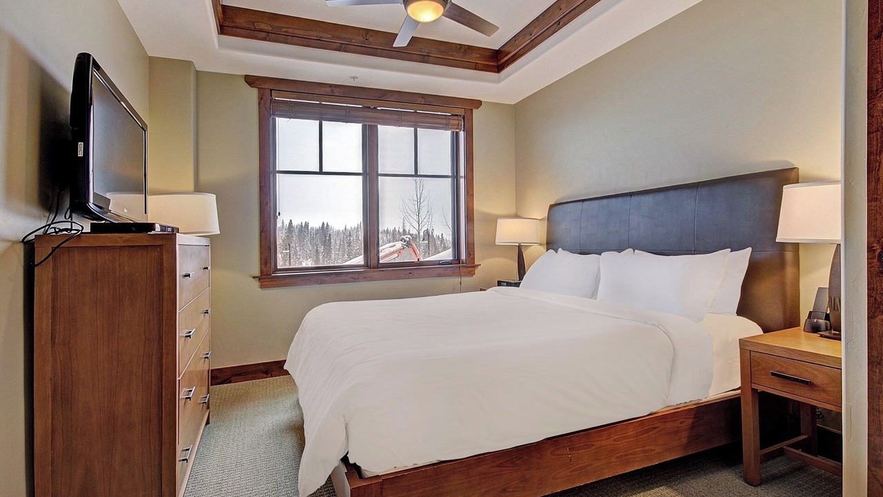 Photo of Bedroom in Peak 8