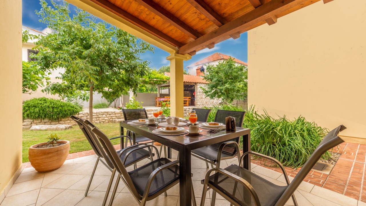 Photo of Outdoor in Nin
