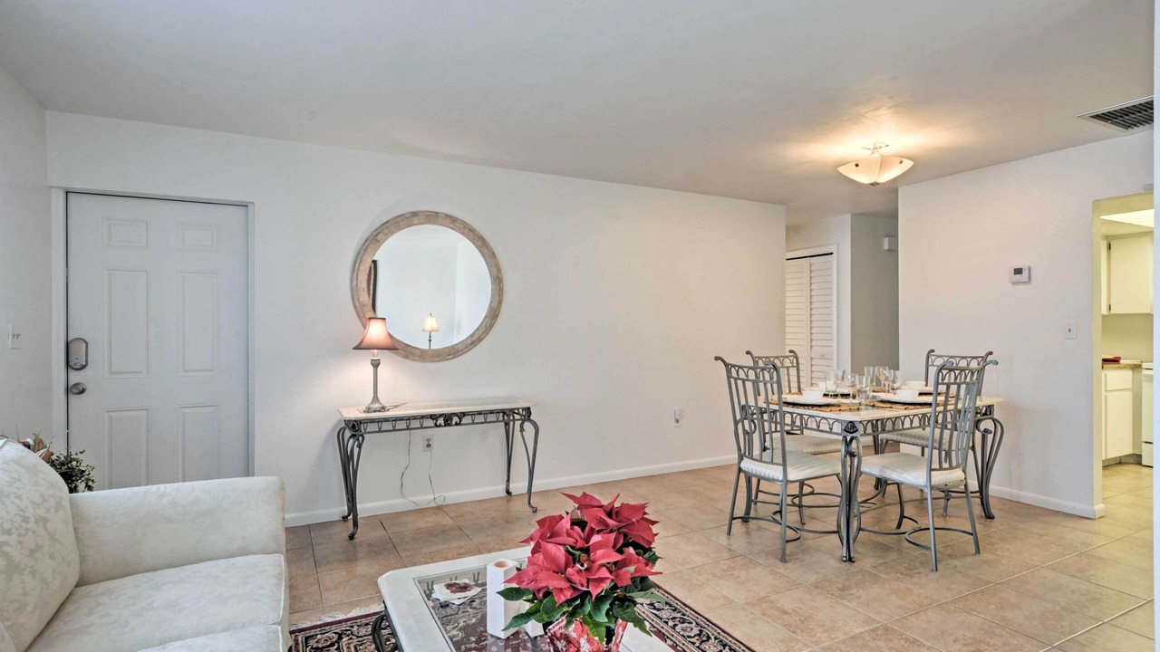 Photo of Livingroom in Yacht Club