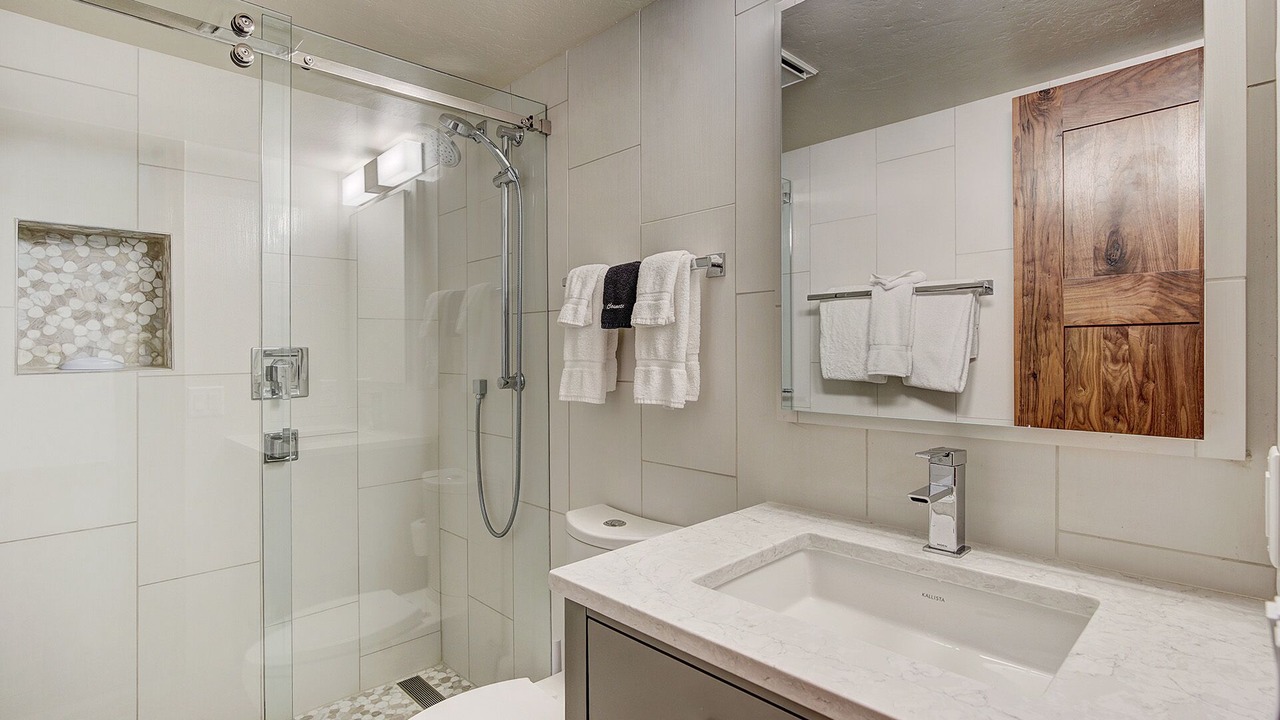 Photo of Bathroom in Four O'Clock