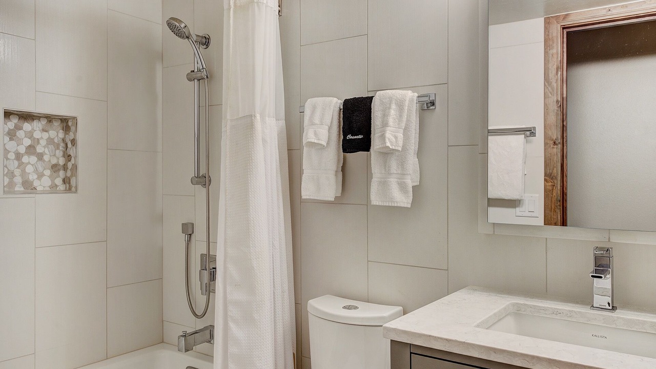 Photo of Bathroom in Four O'Clock