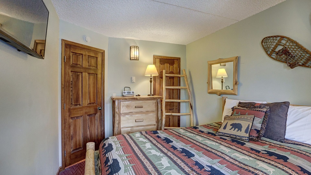 Photo of Bedroom in Peak 9