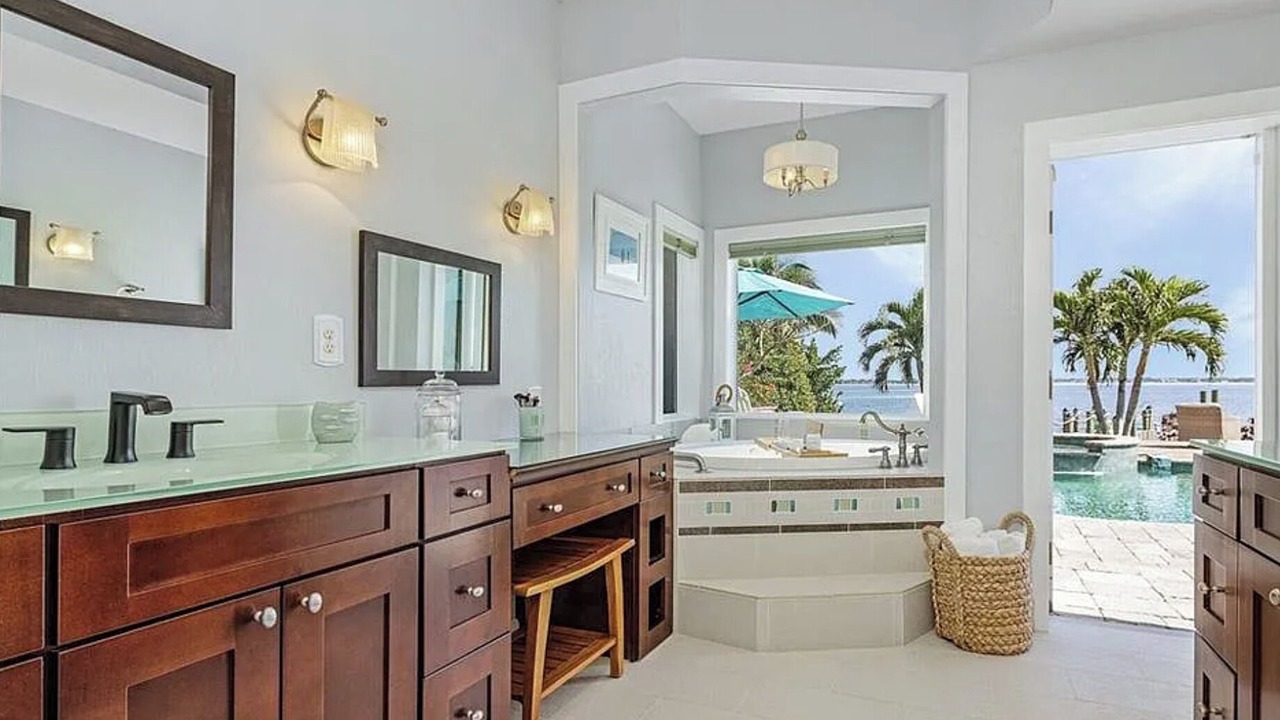Photo of Bathroom in Caloosahatchee