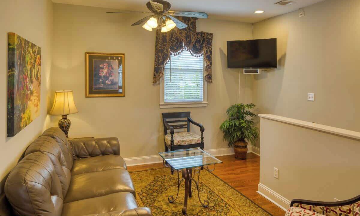 Photo of Livingroom in Historic District - North