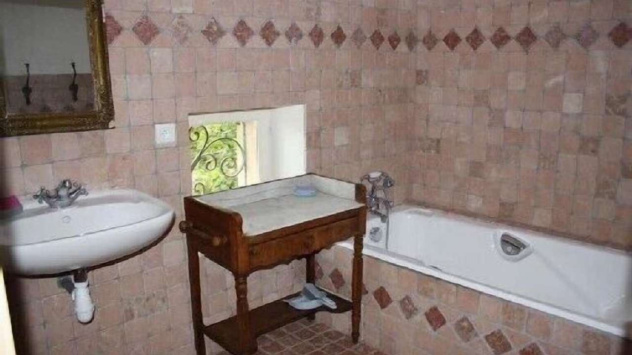 Photo of Bathroom in Faucon