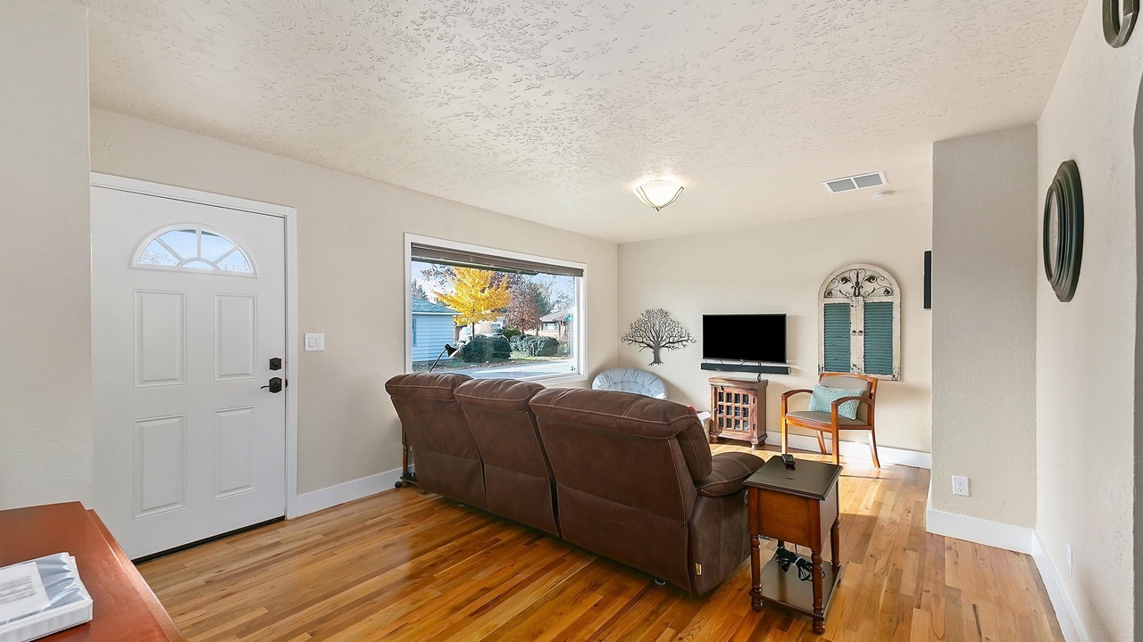 Photo of Livingroom in Depot Bench