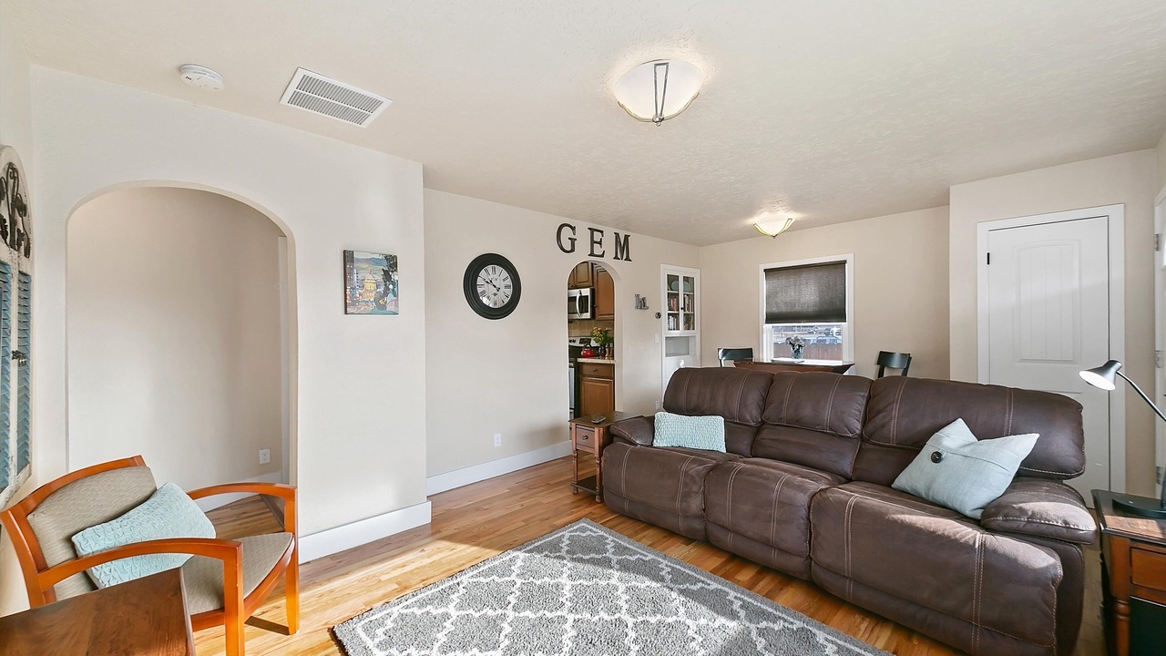 Photo of Livingroom in Depot Bench