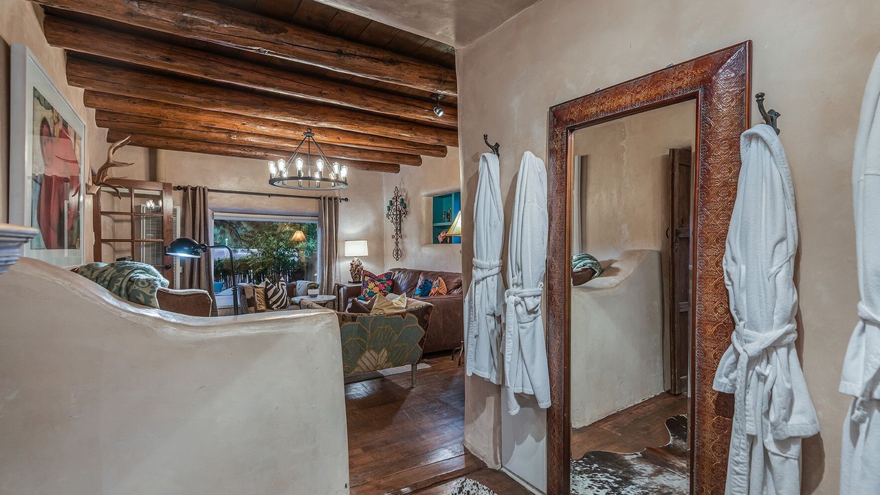 Photo of Livingroom in Historic Eastside