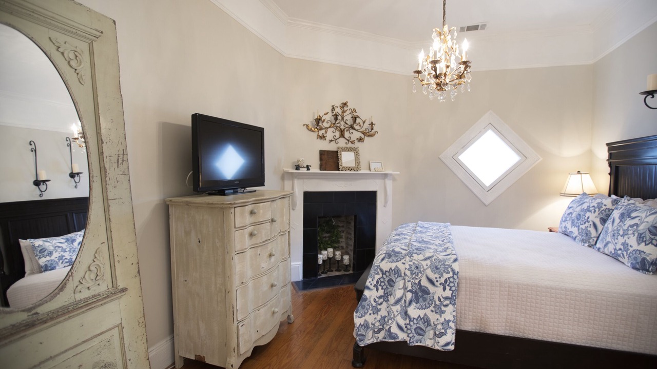 Photo of Livingroom in Historic District - North