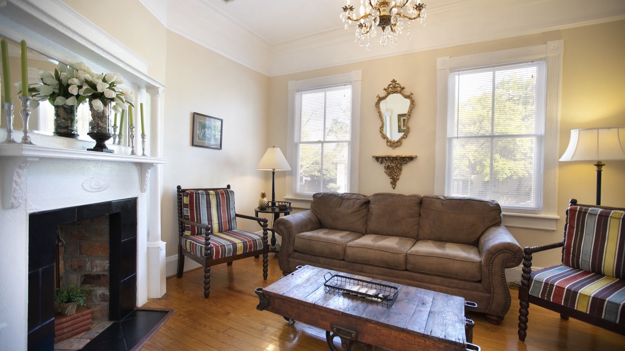 Photo of Livingroom in Historic District - North