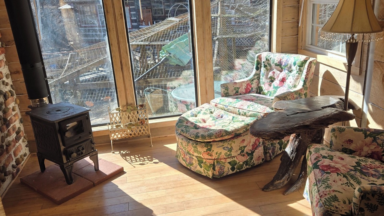 Photo of Livingroom in Mars Hill