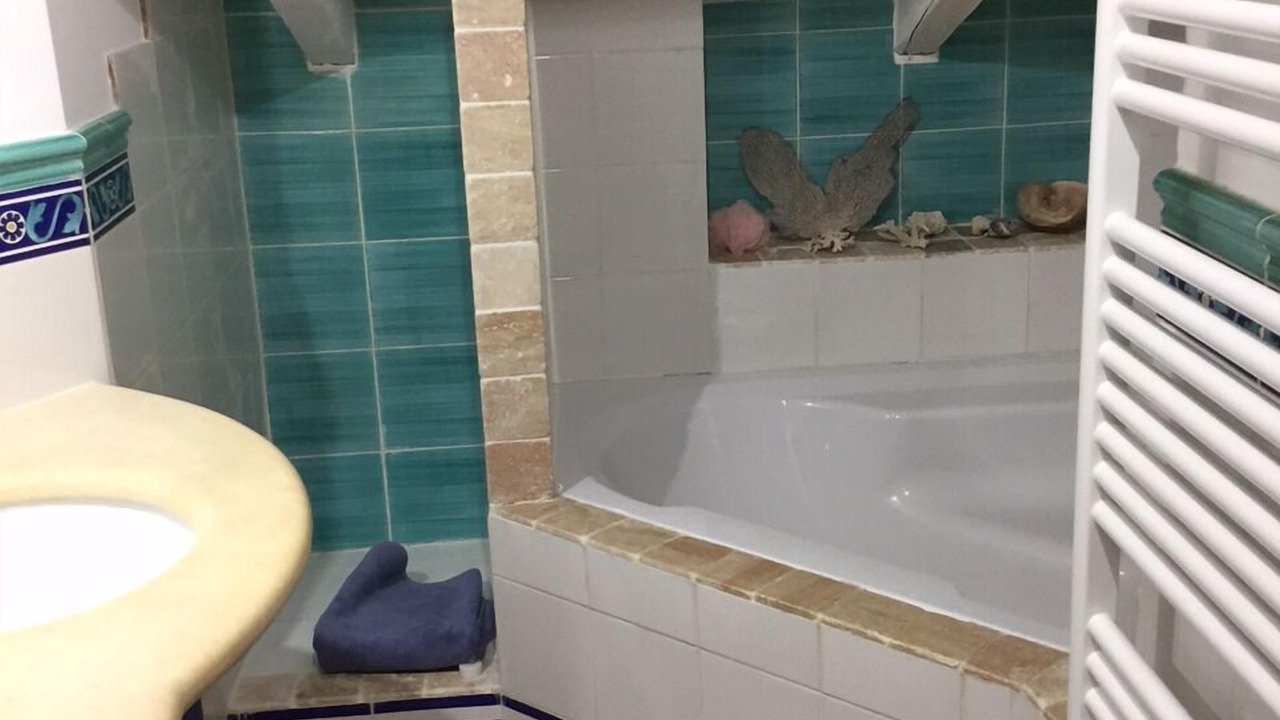 Photo of Bathroom in Caderousse