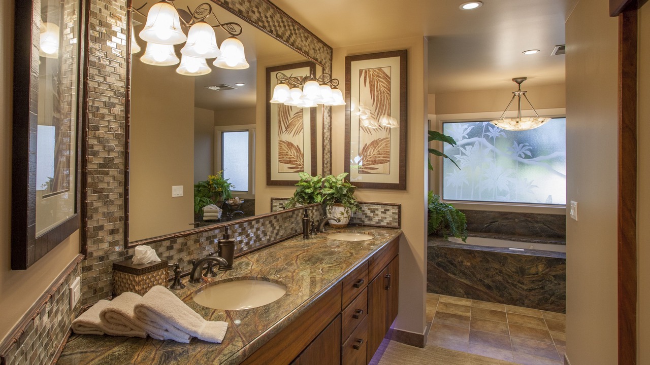 Photo of Bathroom in Historic Lahaina Front Street