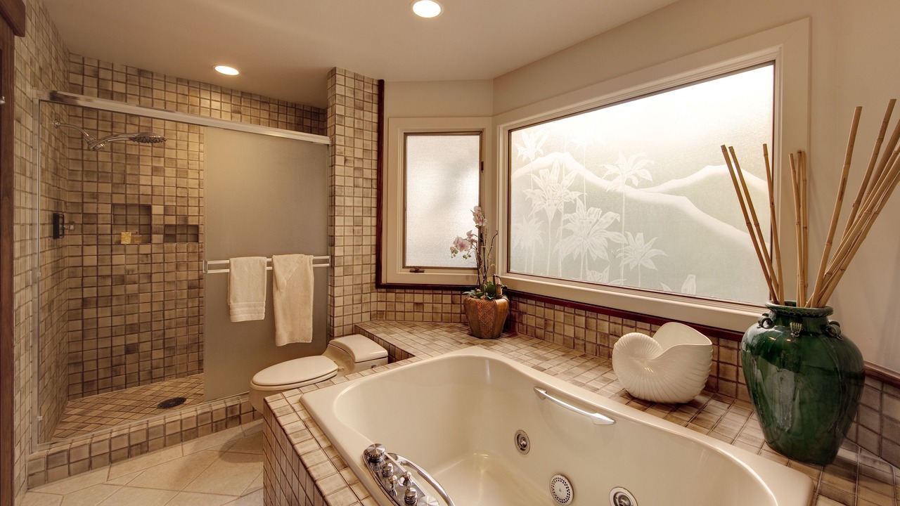 Photo of Bathroom in Historic Lahaina Front Street