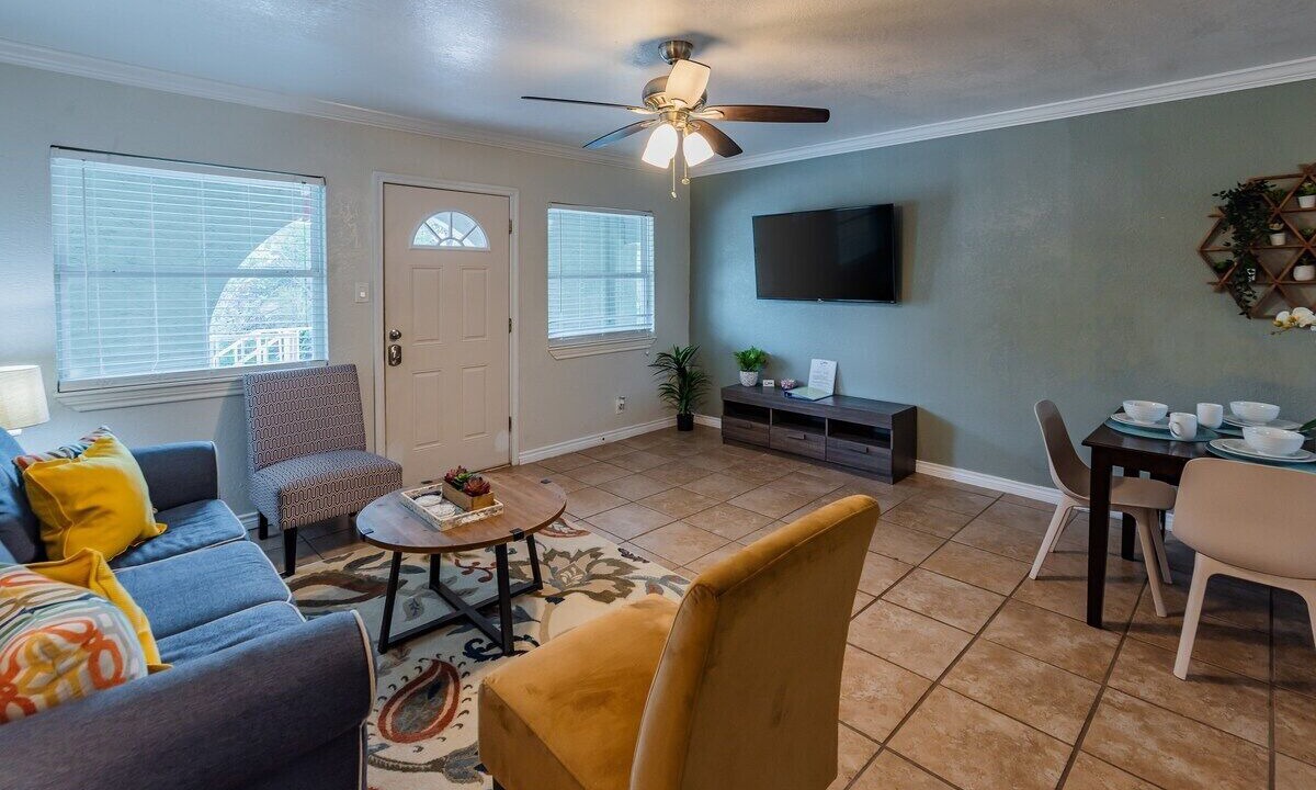 Photo of Livingroom in Mahncke Park