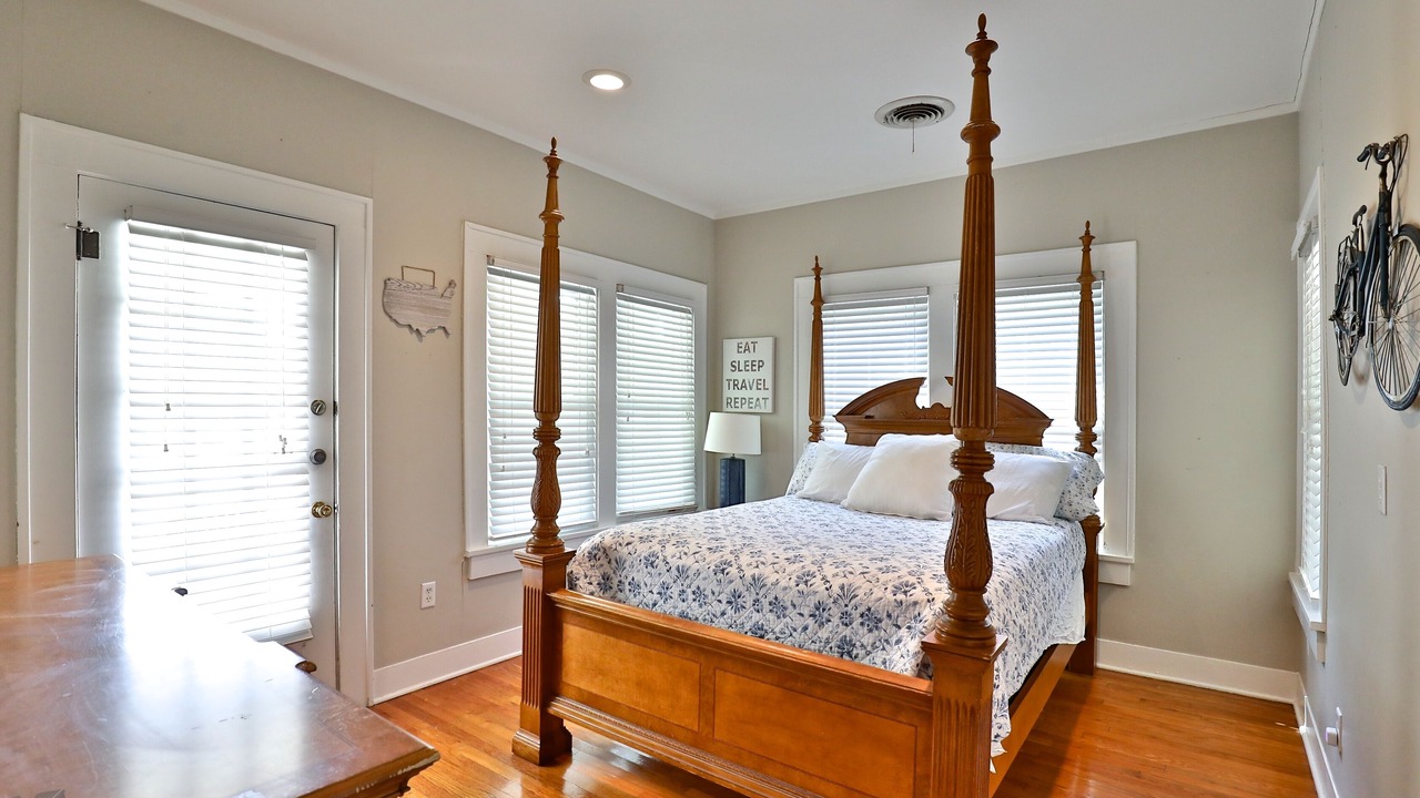 Photo of Bedroom in Sayles Blvd. Area