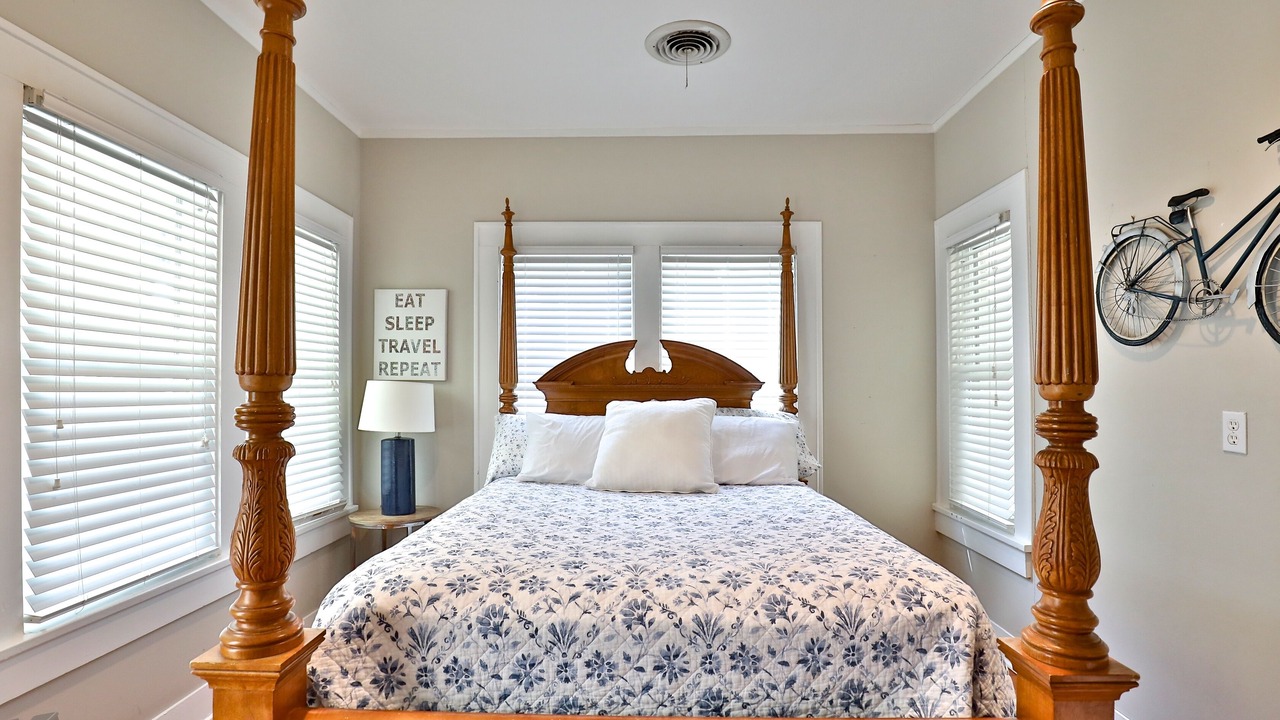 Photo of Bedroom in Sayles Blvd. Area