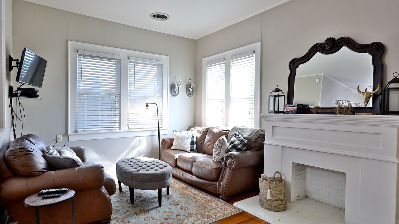 Photo of Livingroom in Sayles Blvd. Area