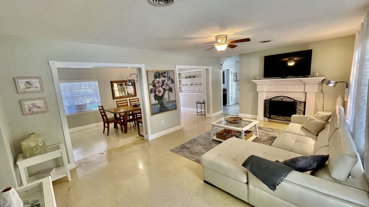 Photo of Livingroom in Gulf Gate Estates