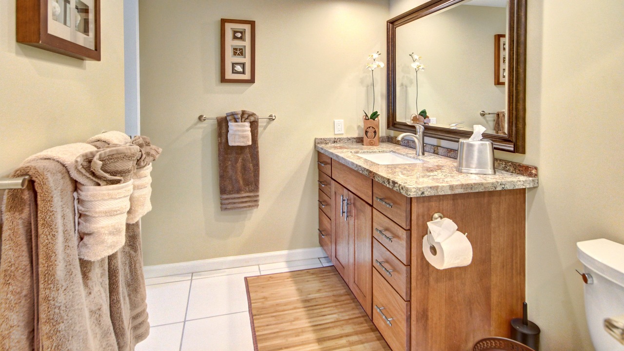 Photo of Bathroom in Historic Lahaina Front Street