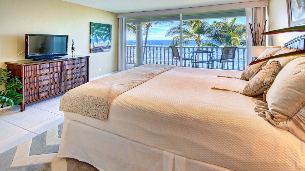 Photo of Bedroom in Historic Lahaina Front Street