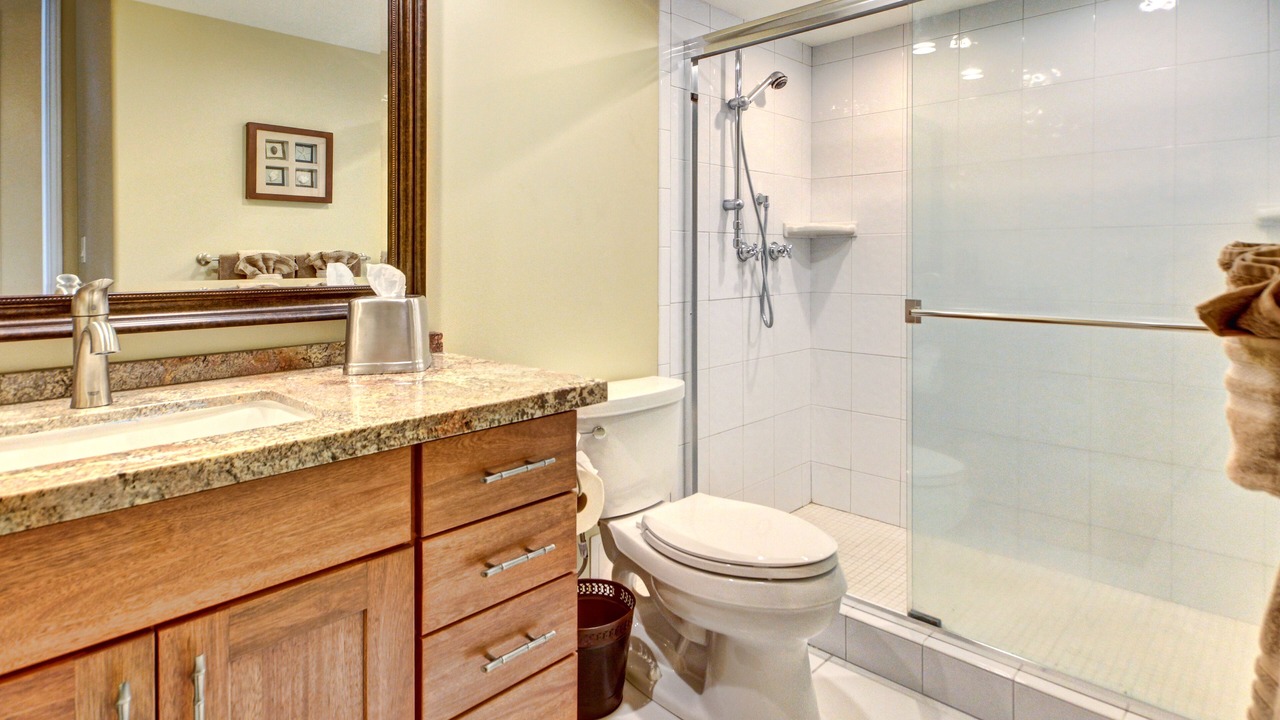 Photo of Bathroom in Historic Lahaina Front Street