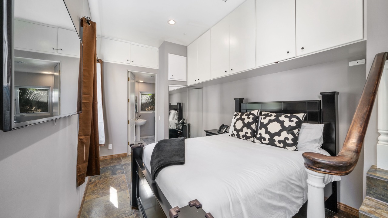 Photo of Bedroom in Beverly Glen