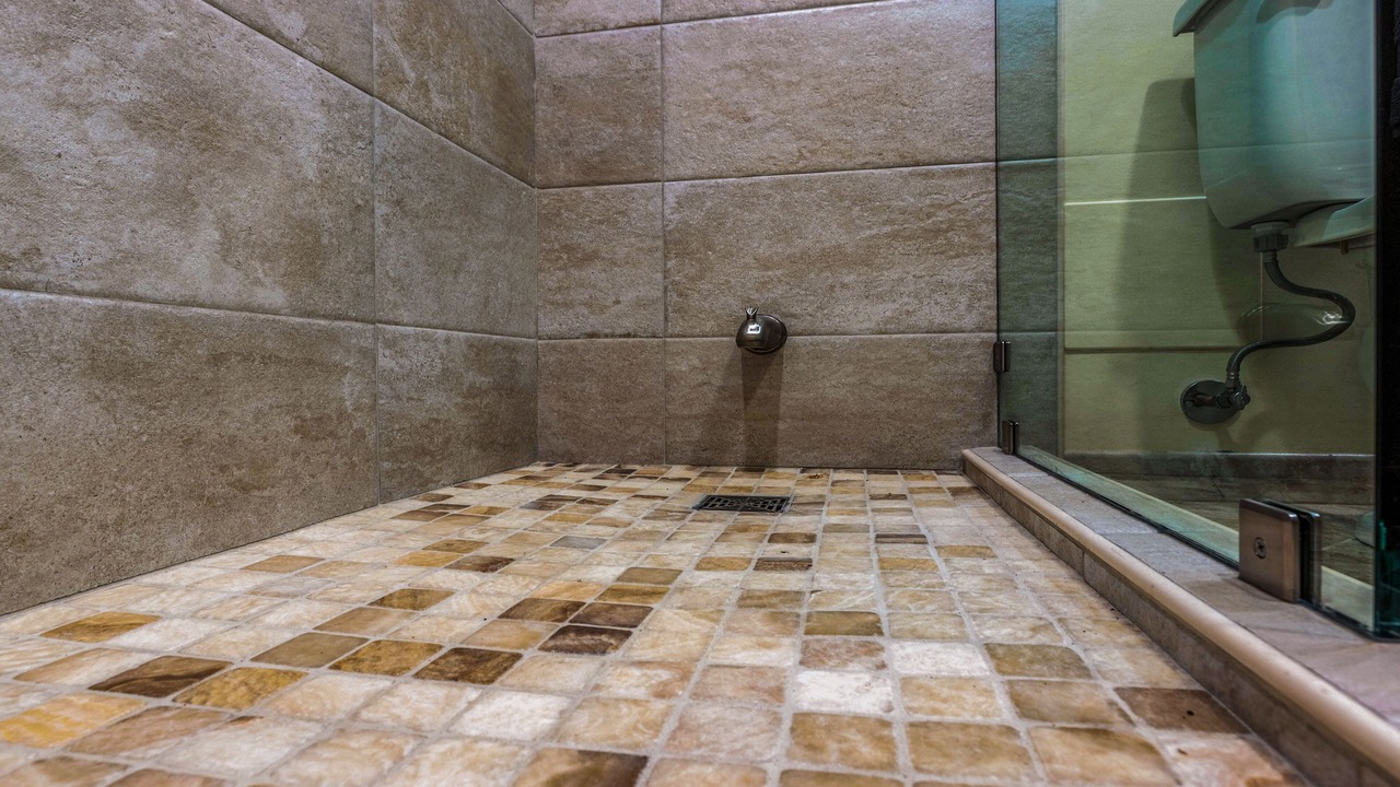 Photo of Bathroom in Historic Lahaina Front Street