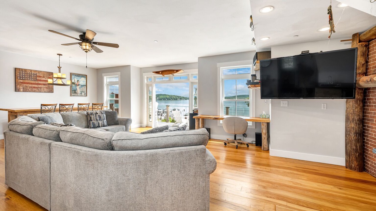 Photo of Livingroom in Weirs Beach