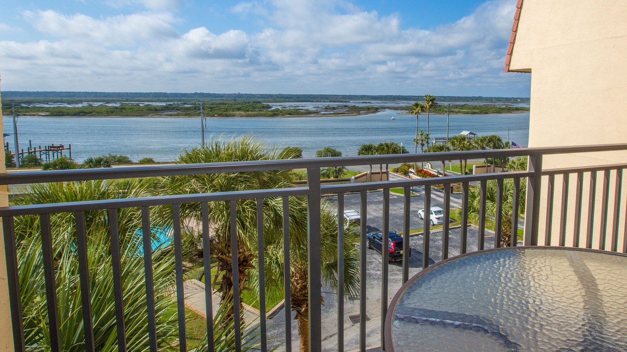 Photo of Patio Balcony in Crescent Beach