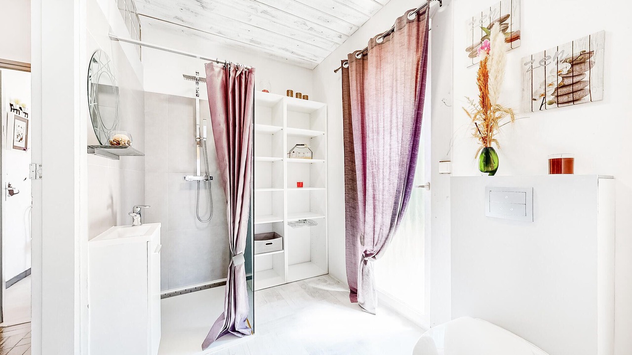 Photo of Bathroom in Lamotte-du-Rhone