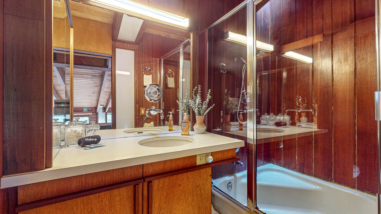 Photo of Bathroom in Elk