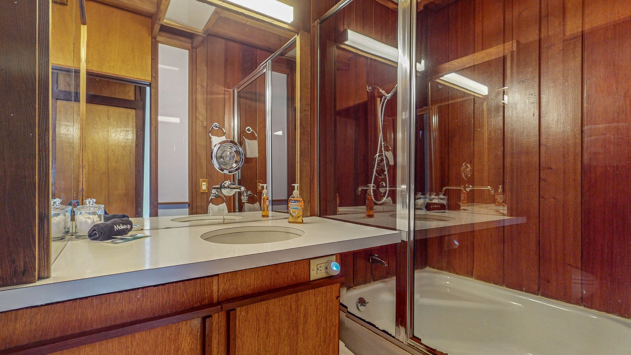 Photo of Bathroom in Elk