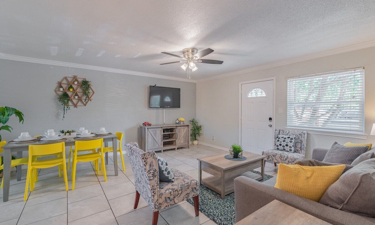 Photo of Livingroom in Mahncke Park