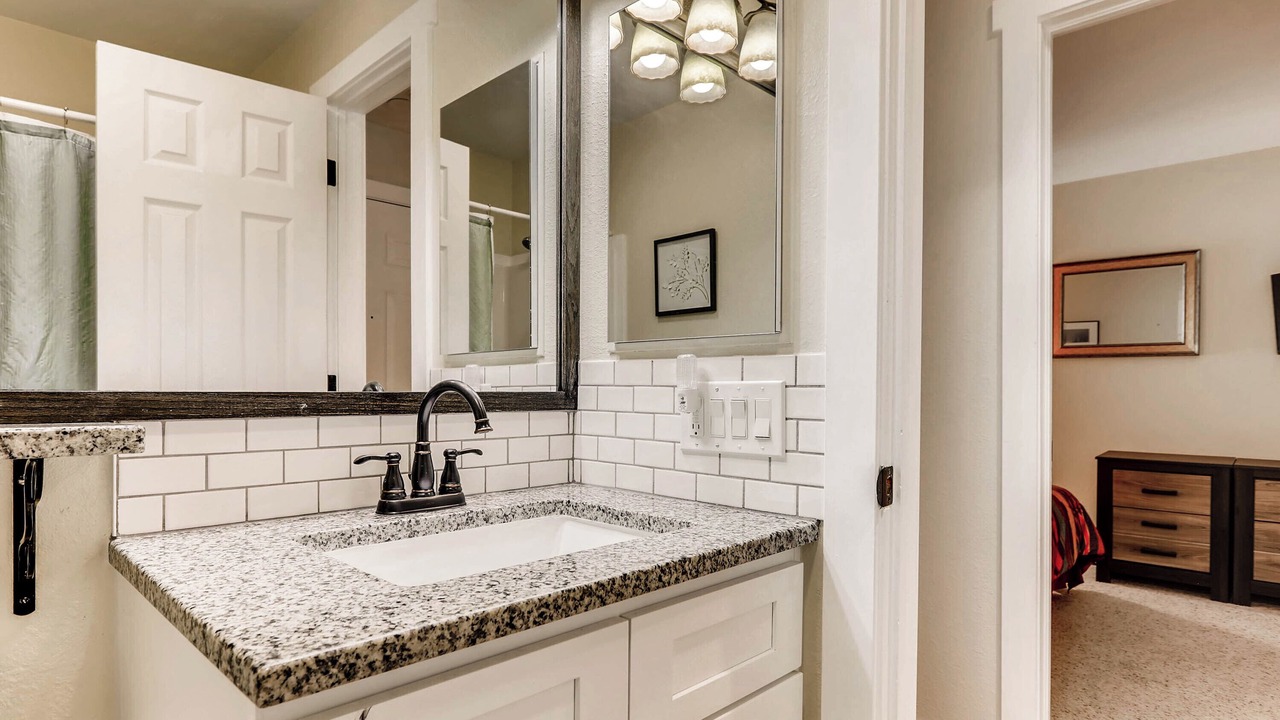 Photo of Bathroom in Four O'Clock