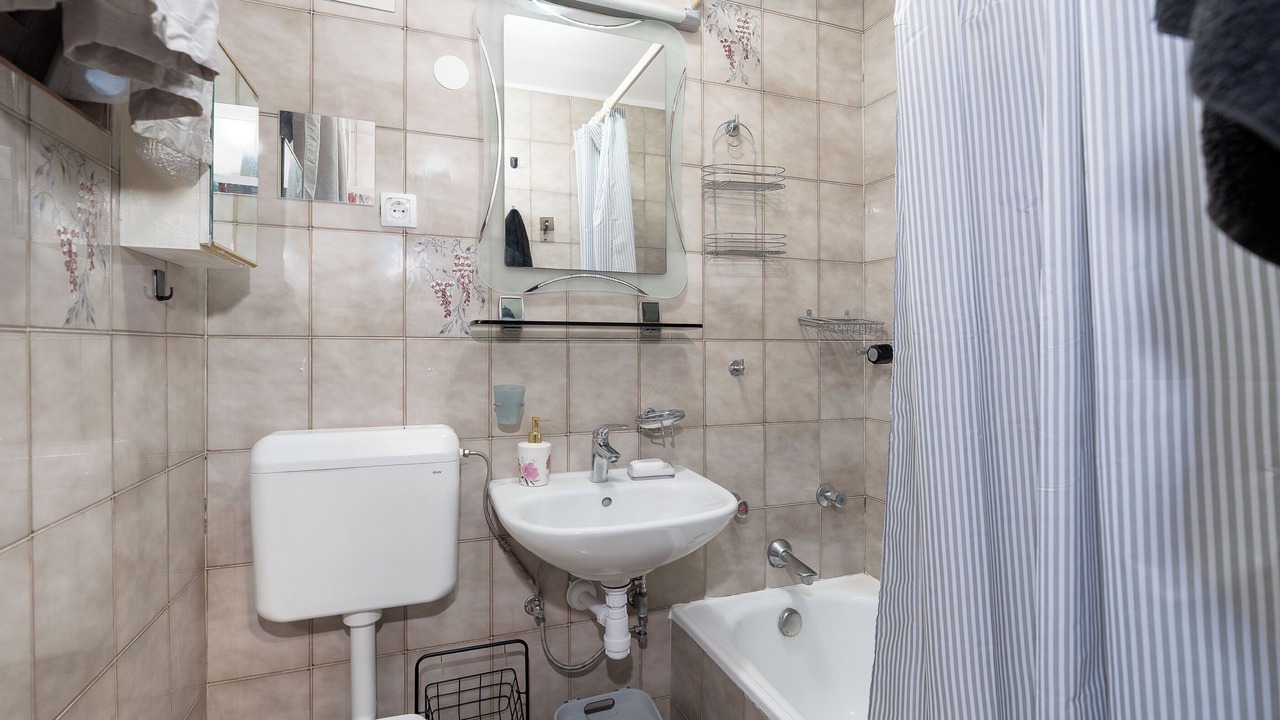 Photo of Bathroom in Petrcane
