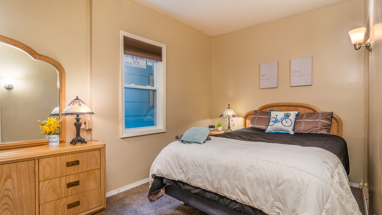 Photo of Bedroom in Front Park