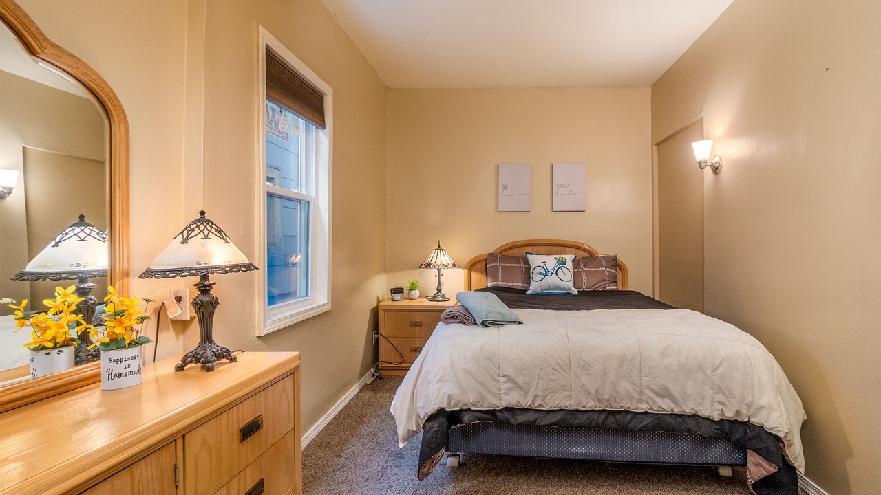 Photo of Bedroom in Front Park