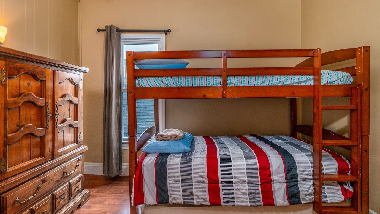Photo of Bedroom in Front Park