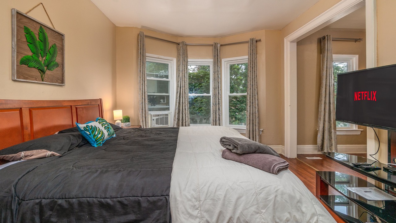 Photo of Bedroom in Front Park