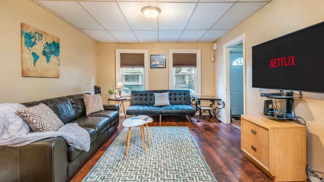 Photo of Livingroom in Front Park