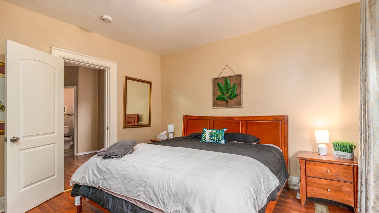 Photo of Bedroom in Front Park