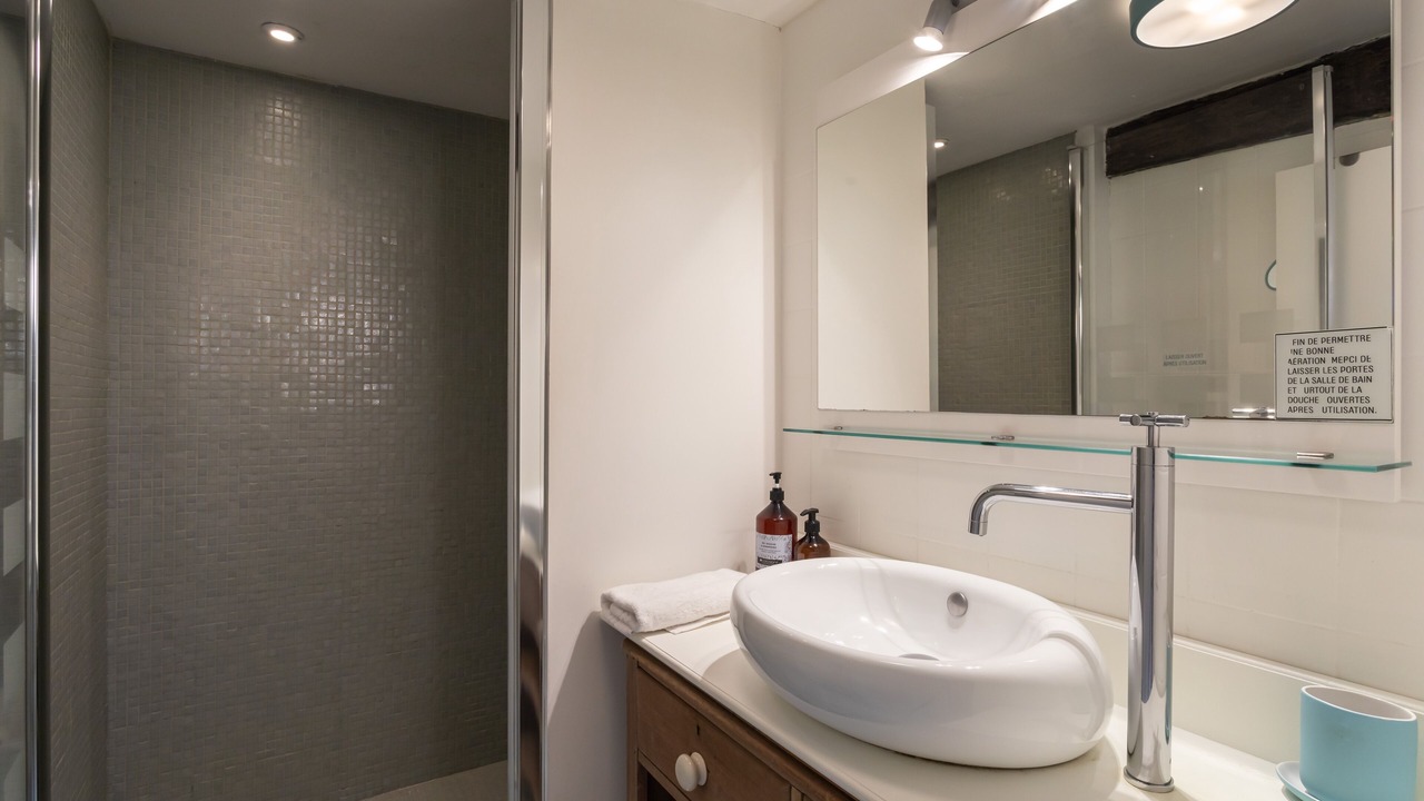 Photo of Bathroom in Centre